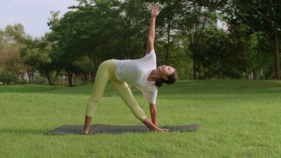 一位女士正在练习瑜伽伸展她的身体