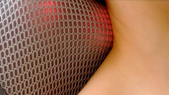 女性身体特写用指压按摩枕按摩颈部
