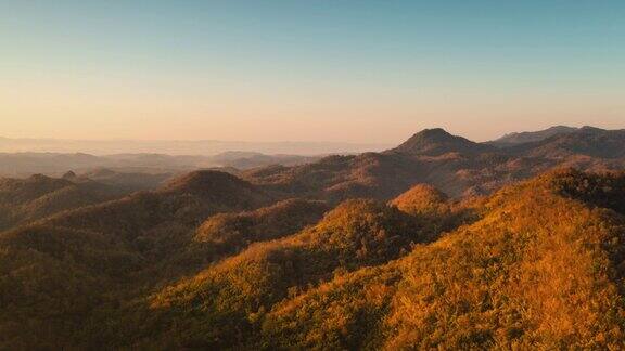 从无人机视频4K超缩一个全景的高山在早晨温暖的金色的光压在山上泰国南邦省