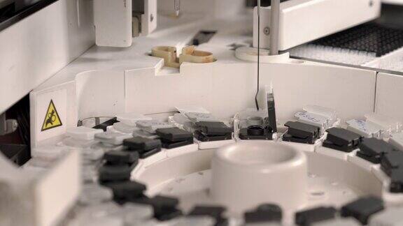 自动生化分析仪执行血液样本研究的特写专业的实验室医疗设备生物化学人体生物样本测试