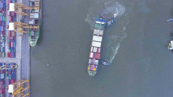 鸟瞰图工业港口与集装箱船系泊到码头