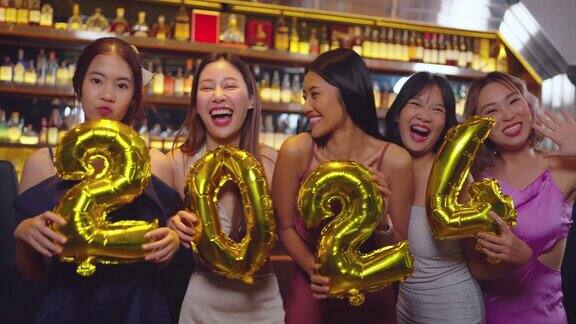 一群亚洲人在餐厅欢度新年