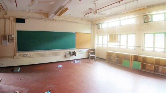 废弃的学校教室令人不安的情绪