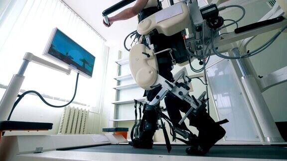 一名男性病人正在接受步行轨道训练现代医疗康复设备