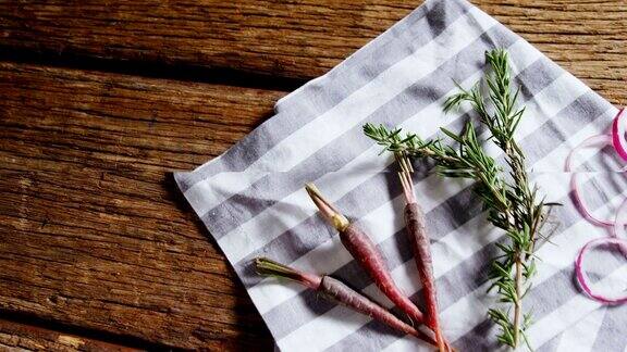 餐巾上有胡萝卜迷迭香和洋葱圈