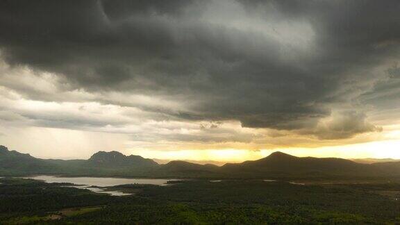 极端天气视频超延时4K暴雨和乌云正在泰国北部南邦MaeMoh地区的山上移动