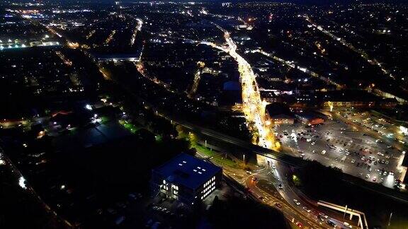 卢顿市中心的照明道路和住宅区