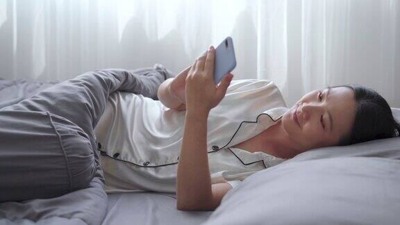 亚洲女性喜欢早上在床上用智能手机