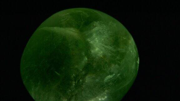 绿色萤石岩石旋转在黑色背景
