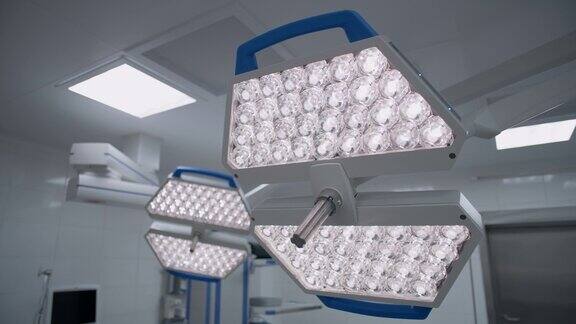 安装在手术室天花板上的LED手术灯