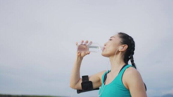 亚洲体育女子在高强度运动后喝水