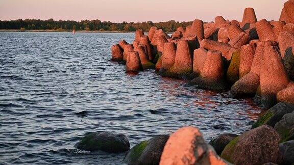 在巨大的粉红色岩石的海湾上的日落景色光线下的悬崖