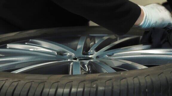 清洁轮辋汽车轮轮胎service.close-up
