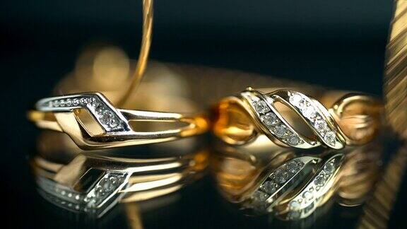 金戒指、金链、反光表面的珠宝背景