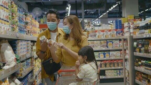 亚洲家庭在超市购物