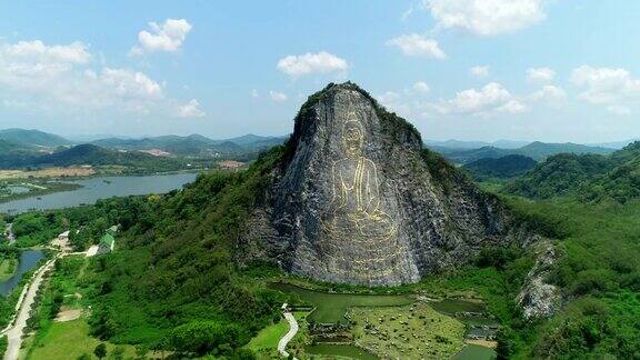 分布利泰国佛像考奇禅佛像就雕刻在大山上雄蜂飞向天空