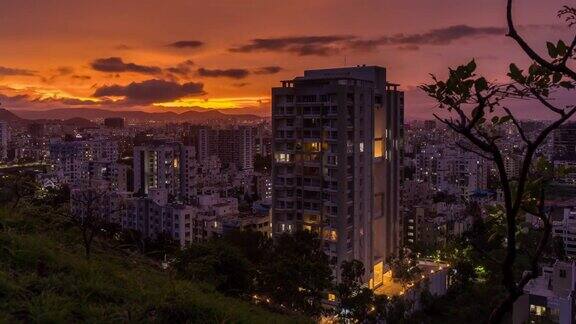 炽热的金色的小时天空在日落时间和白天到夜晚的城市景观时间流逝