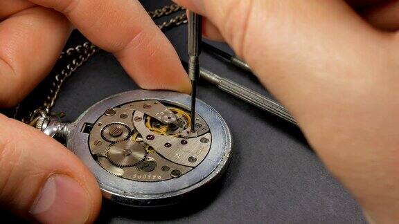 机械表修复钟表匠组装手表