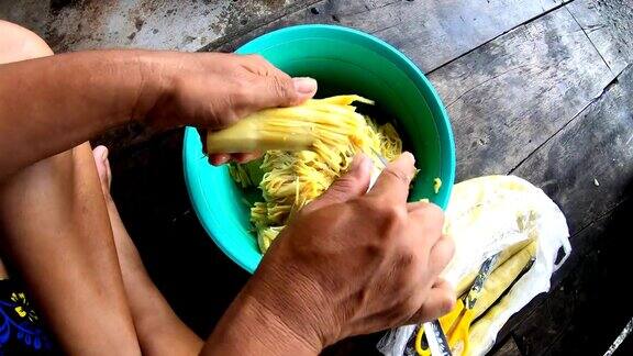 女性的手正在切竹笋准备食物
