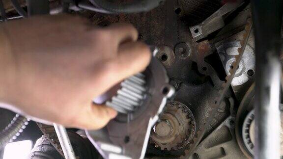 机械师用内窥镜检查发动机是否损坏