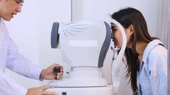 眼科医生用光学折射仪测量视力