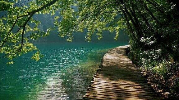 走在蓝色湖边的一条美丽小路上
