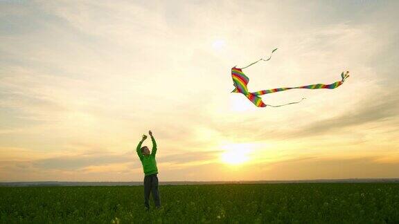 日落时分一个男孩在天空中玩风筝自然走4k