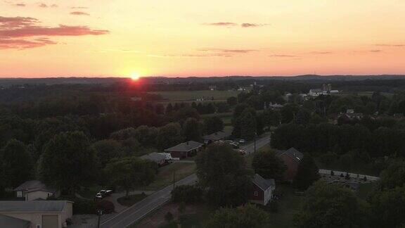 缓慢反转空中建立拍摄的宾夕法尼亚日落