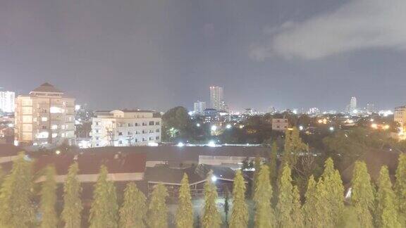 城市夜生活城市景观与明亮的交通灯汽车在黑暗的天空与月亮和星星