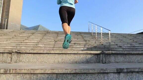 健身运动女人跑上楼在城市