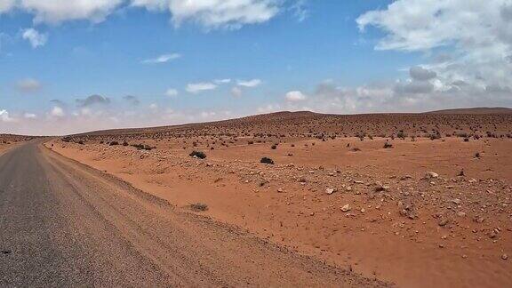 在突尼斯沙漠公路上驾车旅行汽车司机POV平移