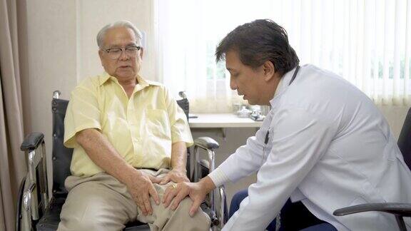 老年膝关节问题骨科医生检查老年患者的膝关节以收集资料进行物理治疗医生触摸老人腿膝部疼痛区域谈论膝部疼痛症状