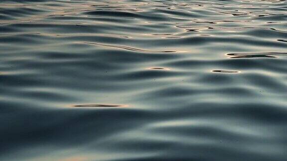水面上美丽的倒影慢镜头