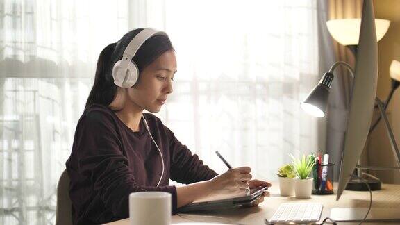 亚洲年轻女子在家在线学习
