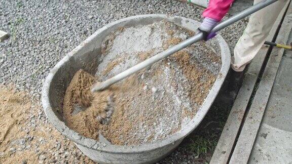 将水泥粉与石砂、液体水泥混合在施工现场制作混凝土家装服务行业理念