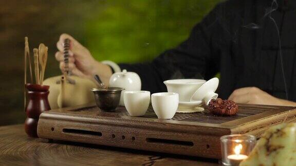 传统的中国茶的冲泡