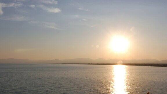 宁静的地中海海滩上美丽的日出