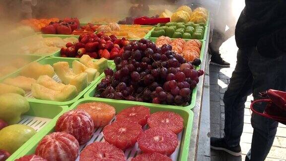 伊斯提卡尔街上的新鲜水果店