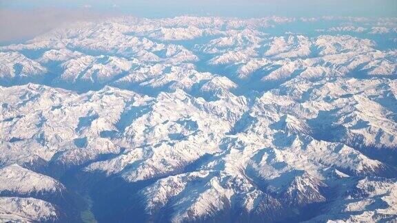 从飞机上俯瞰壮观的比利牛斯山脉