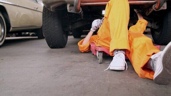 机械师年轻女子工作车间汽车服务修理保养和人