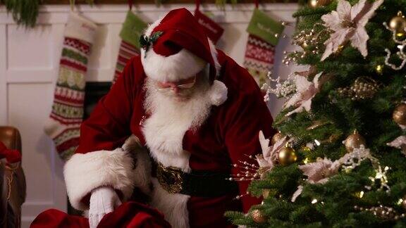 圣诞老人把礼物放在树下