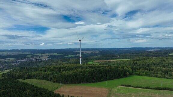 无人机拍摄的一个孤独的风车
