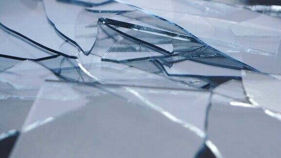 玻璃碎片散落在桌子上近距离