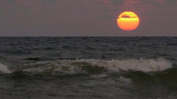 波涛汹涌的海面上的日落