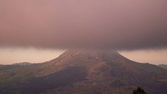 印度尼西亚巴厘岛金塔马尼的Batur火山上的日落与雾云的时间间隔