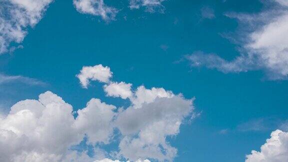 蔚蓝的天空蓬松的白云在夏季明亮清澈的与美丽的云景延时全景蓝色的天空云天堂在白天与复制空间云景晴朗的一天