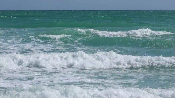 海浪拍打着大西洋
