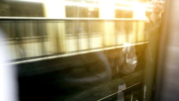 日落时从火车窗口看到的景色