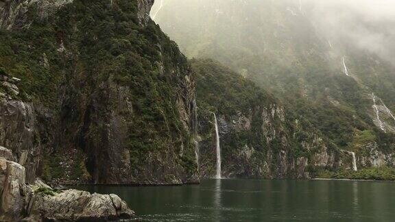 远山的峡谷青山绿水