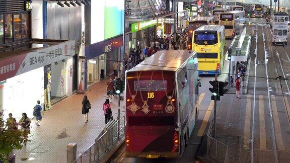 人们走过铜锣湾轩尼诗道在中环道购物在香港的法玛斯广场乘电车和火车旅行